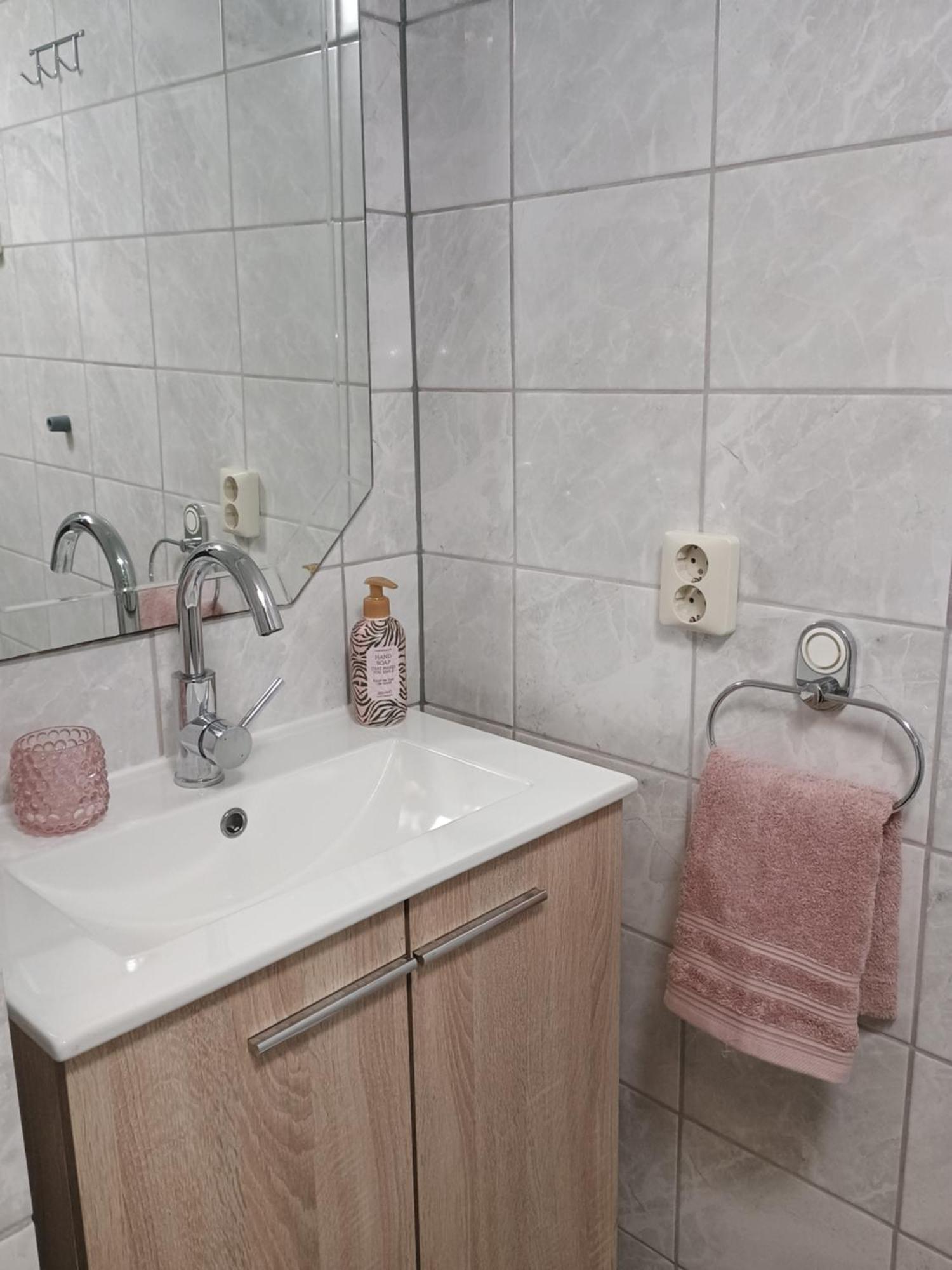 Prive Tuinhuis B&B Elly Sint Pancras 外观 照片